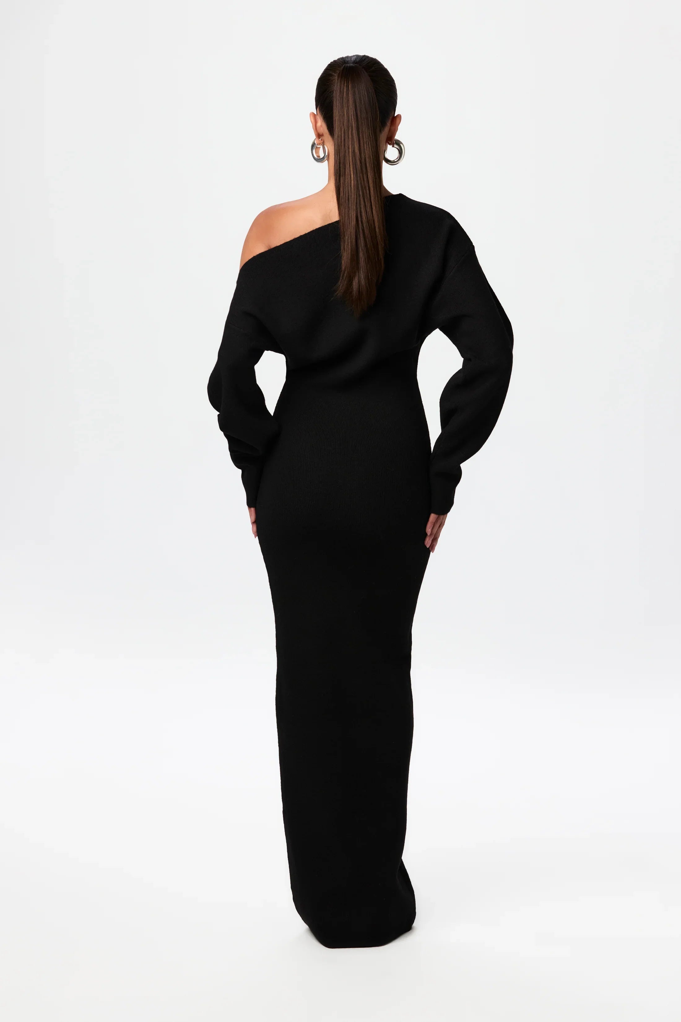 Aria – Off Shoulder Embrace