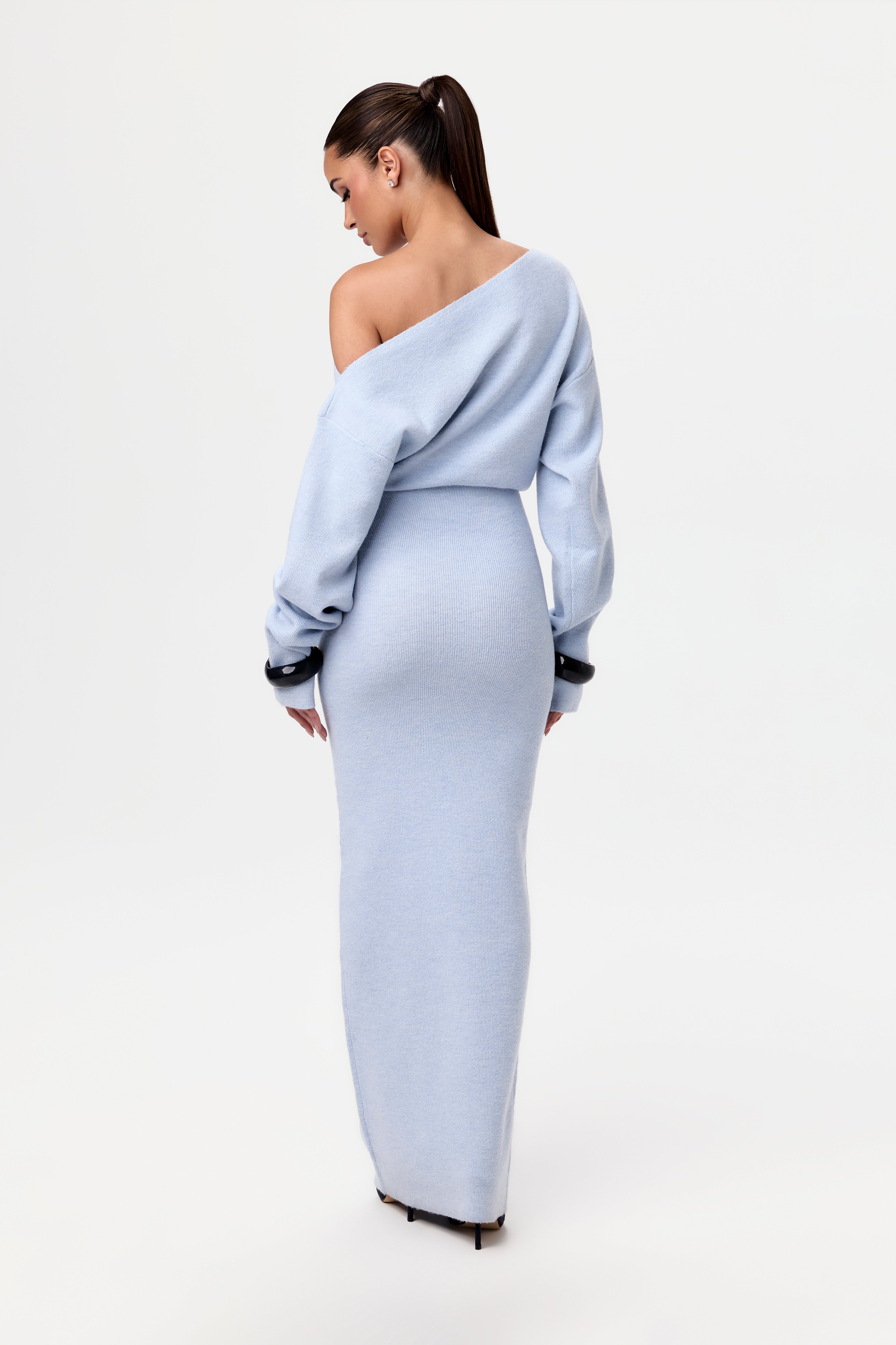 Aria – Off Shoulder Embrace