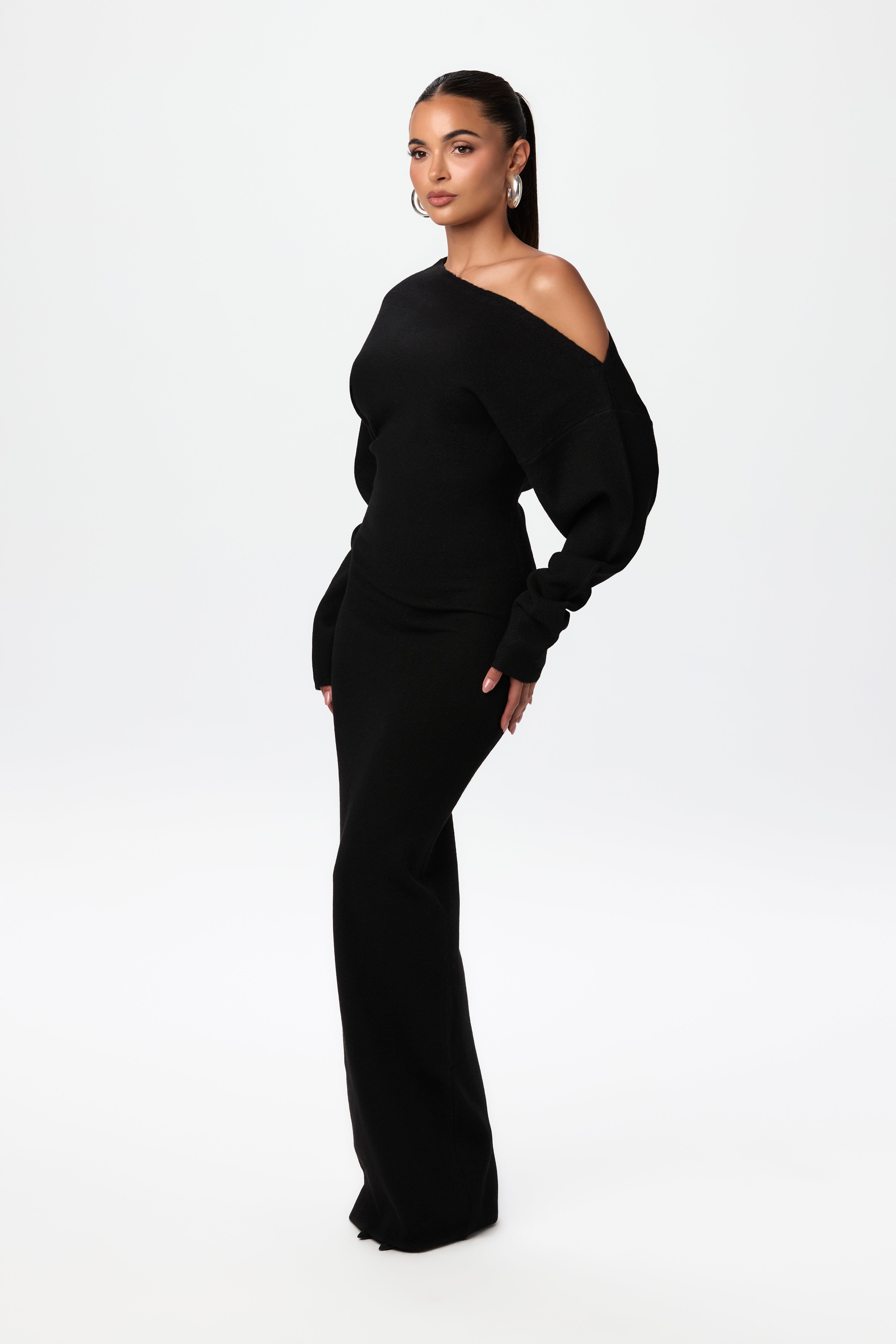 Aria – Off Shoulder Embrace